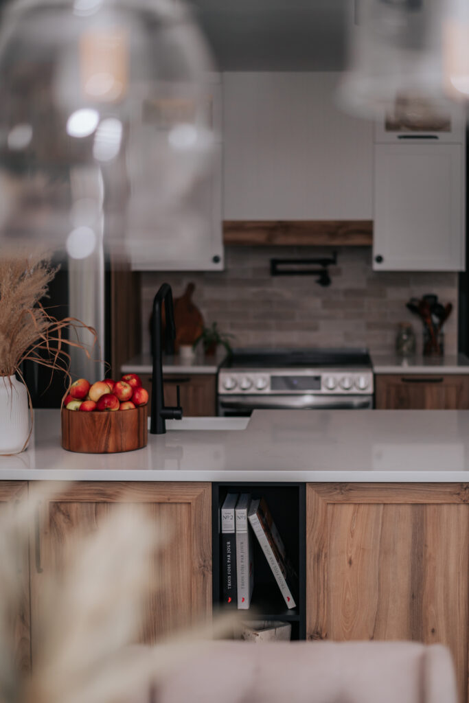 Cuisine moderne et chaleureuse, blanc et bois