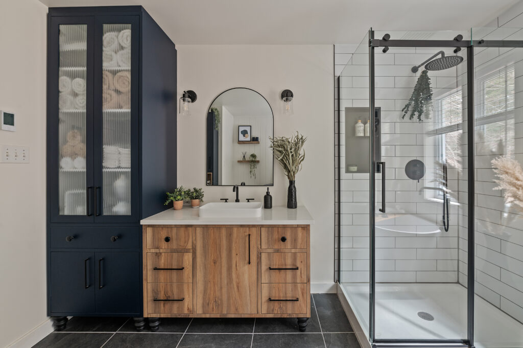 Salle de bain farmhouse blanche