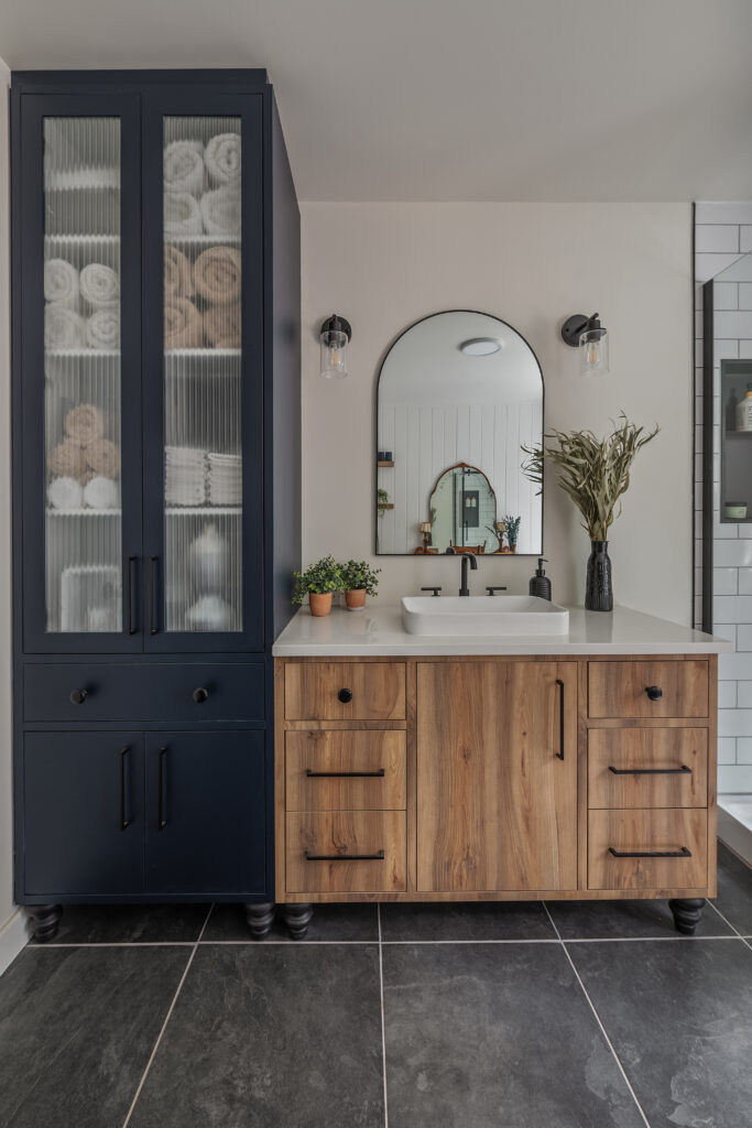 salle de bain bleu et bois